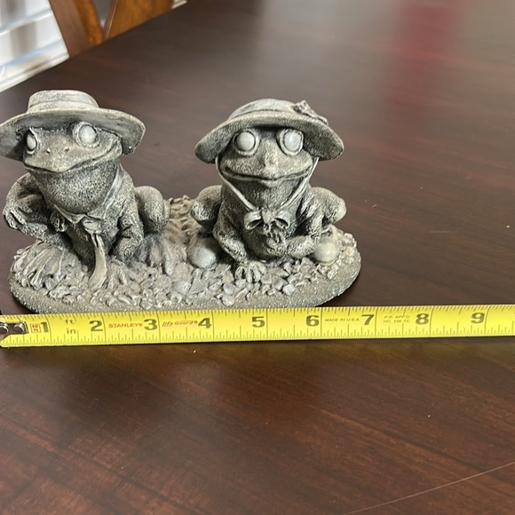 Stone Garden Mr. & Mrs. Bullfrog Grey Whimsical Garden Decor Statue Figurines - Picture 8 of 16